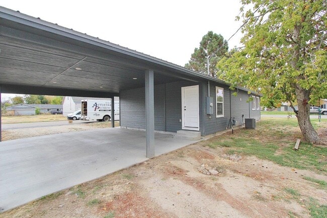 Building Photo - 402 Hazel Ave