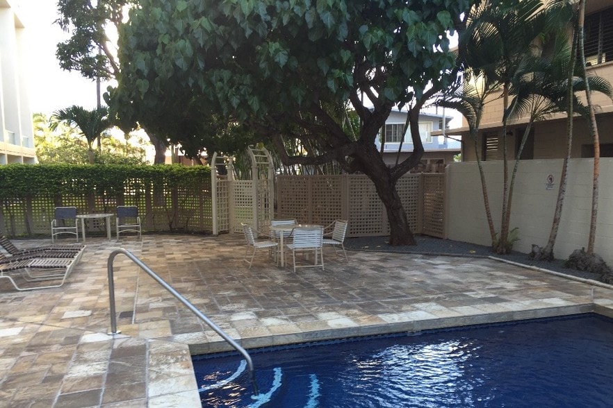 Building Photo - 555 University Ave