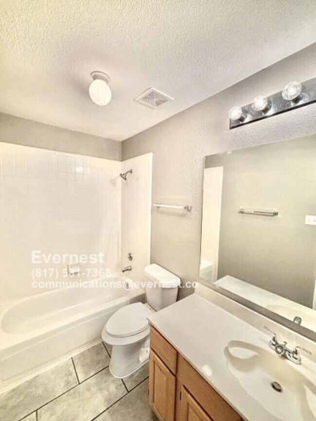 Building Photo - Spacious 3-Bedroom Home with Fenced Yard a...