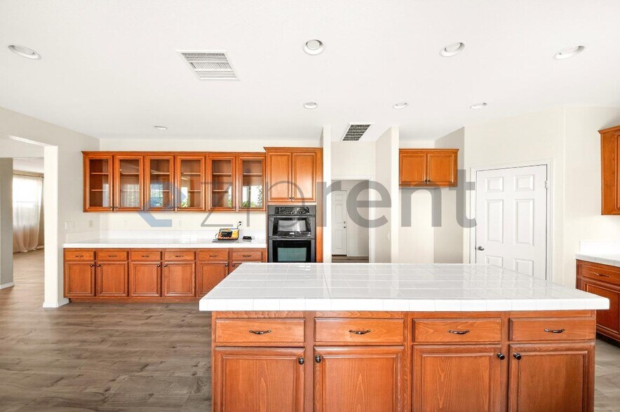 Building Photo - 3715 Hedge Ln