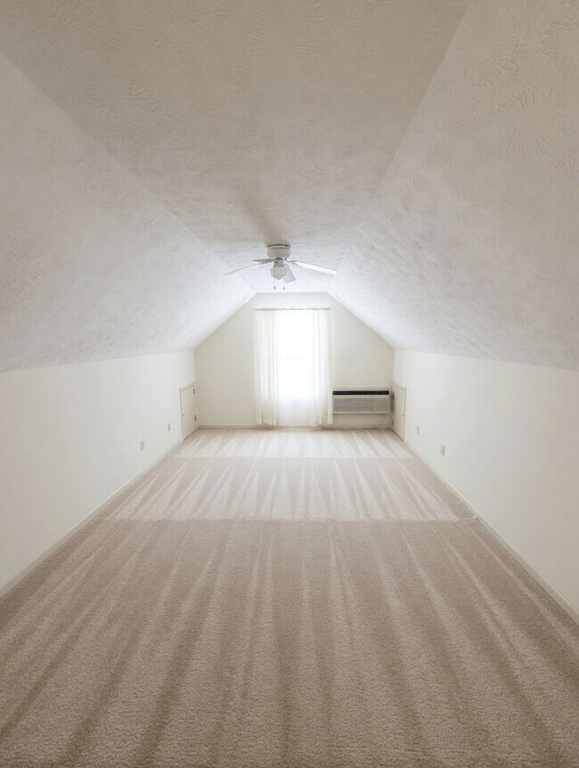 Building Photo - Spacious and beautiful Hendersonville home