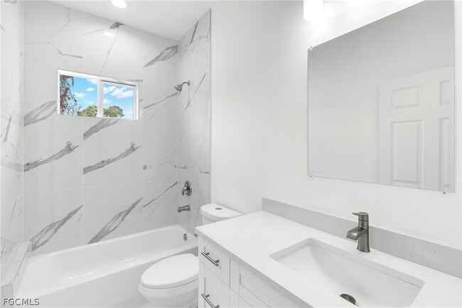 Building Photo - 724 Lamar St E