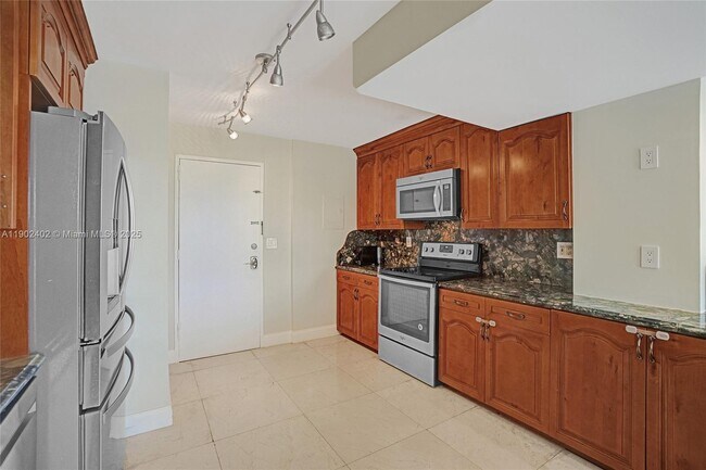 Building Photo - 9800 W Bay Harbor Dr