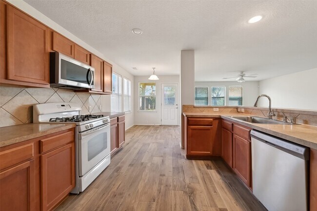 Building Photo - 827 Honeysuckle Vine Dr