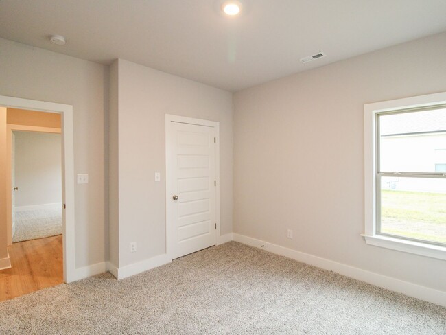 Building Photo - NEW Townhome corner unit in excellent loca...