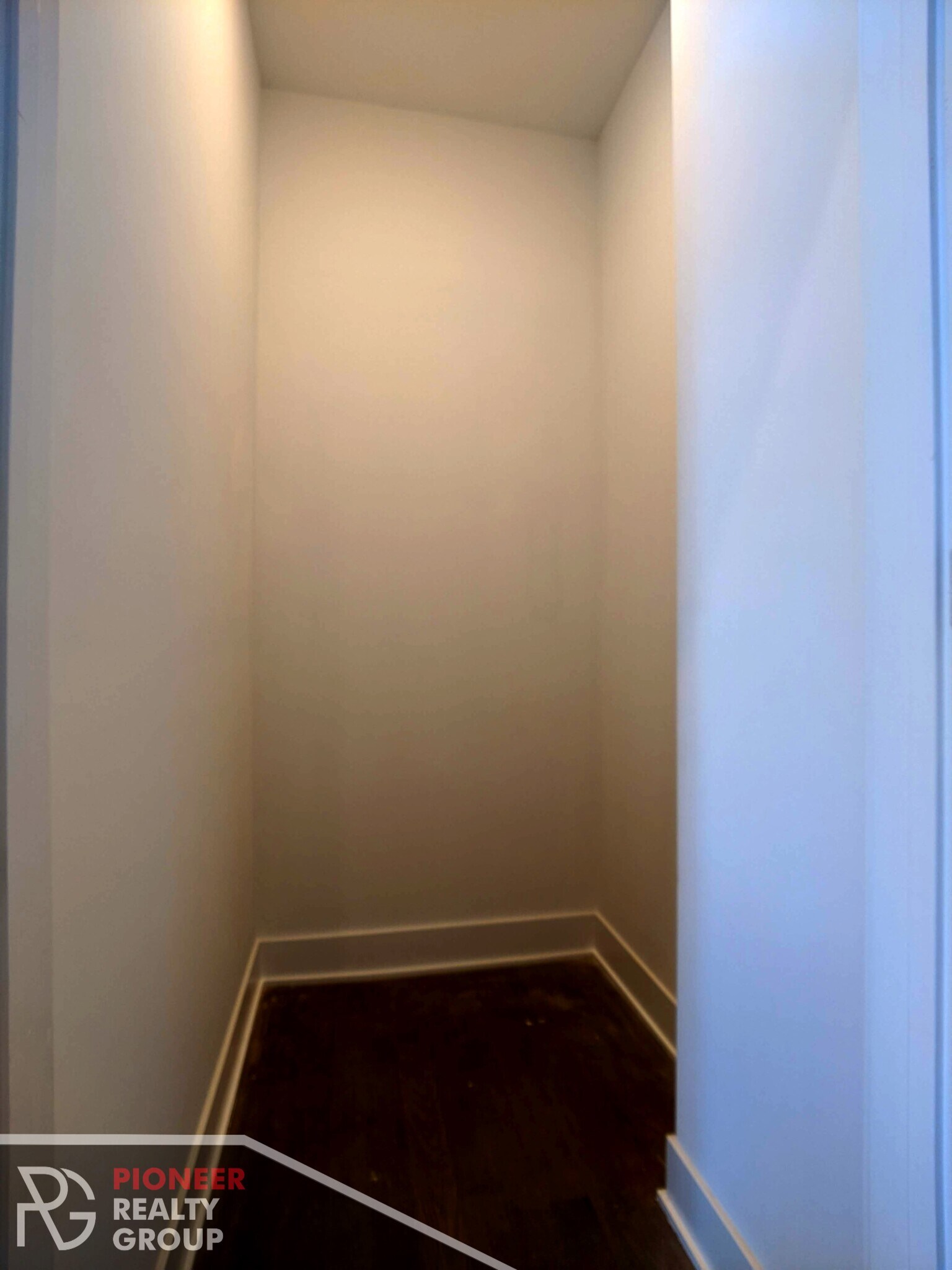 Building Photo - 2121 W Belmont Ave