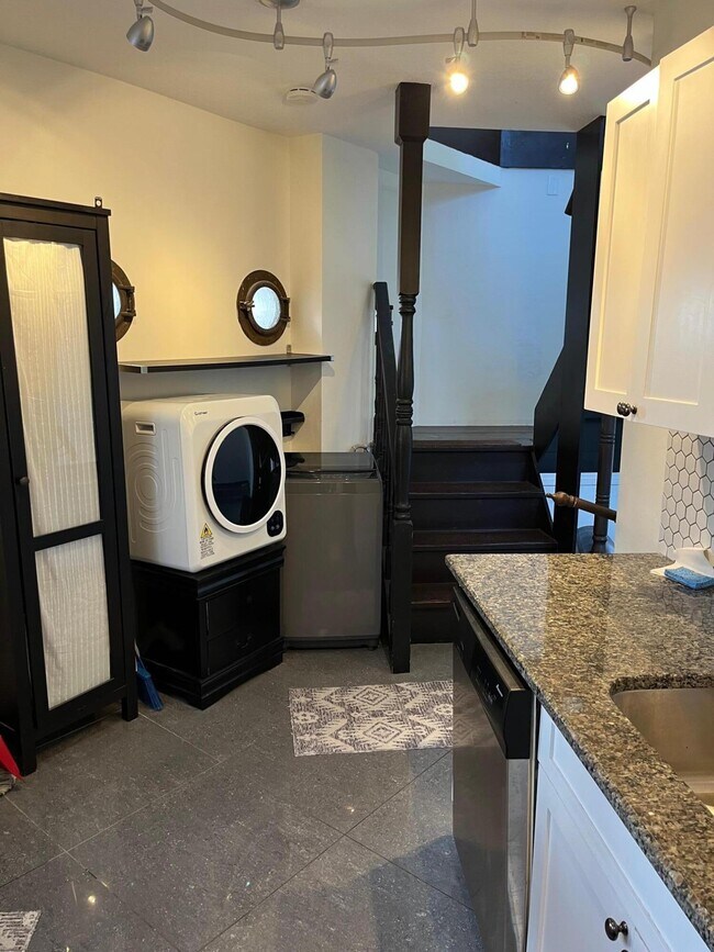 Building Photo - 301 Central Dr