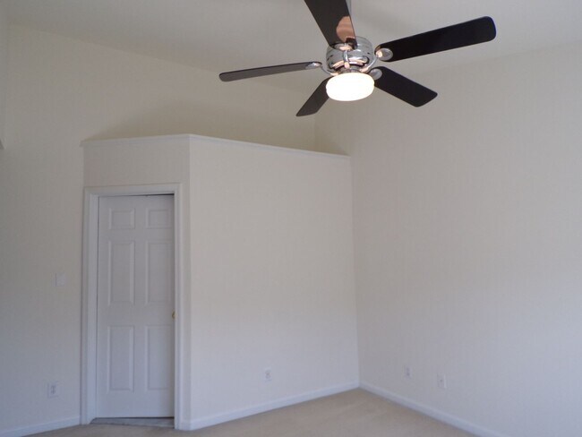 Building Photo - Two Bedroom, Two Level Condo Near Van Dorn...