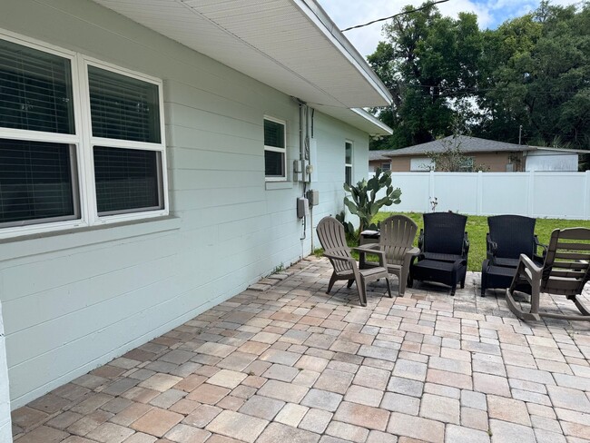 Building Photo - Charming Home, Fenced Backyard, Near Downtown