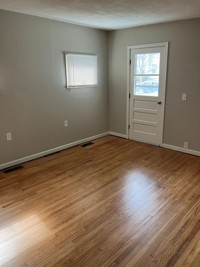 Building Photo - 3 bed 1.5 Bath Fully Remodeled Village Col...