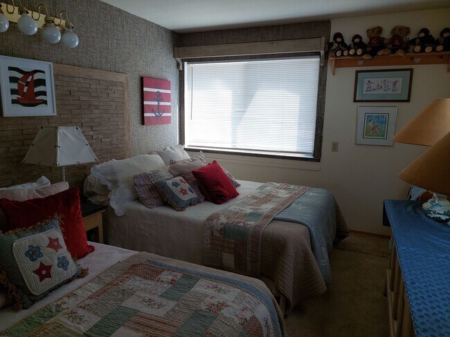 Building Photo - Large furnished 4 bedroom home with 2 car ...