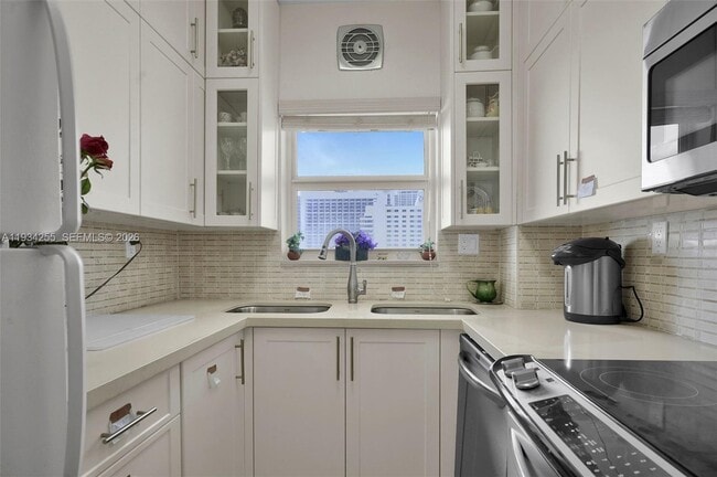 Building Photo - 4747 Collins Ave