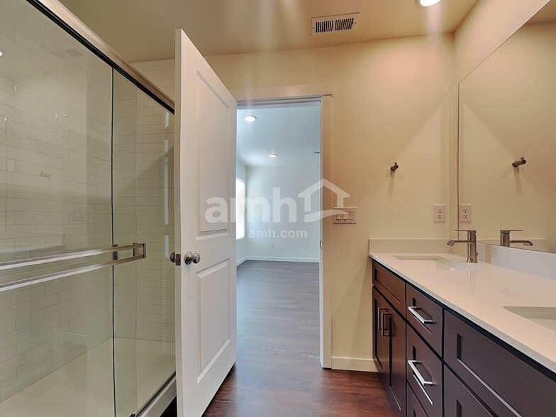 Building Photo - 1496 N Garnet Creek Ave