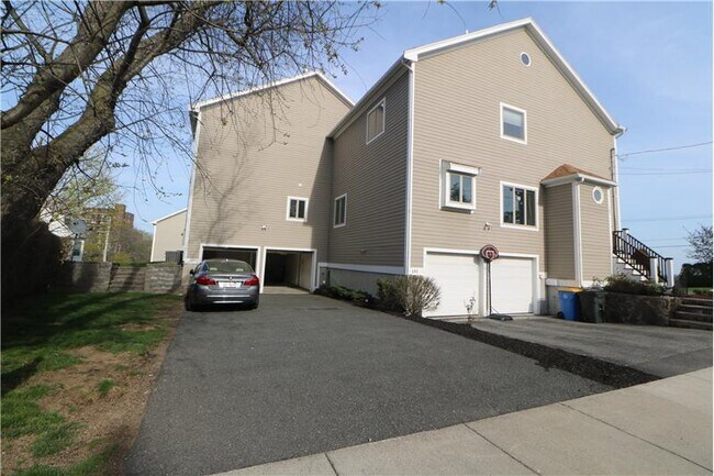 Building Photo - 143 Grovers Ave