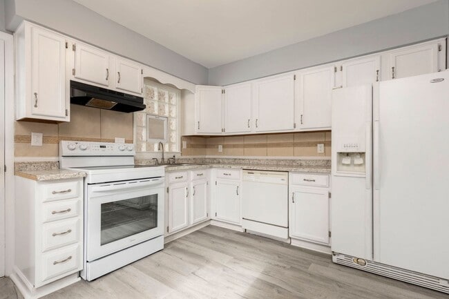 Building Photo - 3704 Greenwich Rd