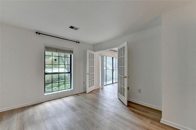 Building Photo - 4101 Pine Heights Dr NE