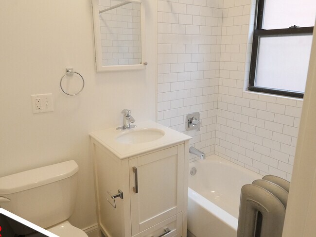 Building Photo - 2641 N Spaulding Ave