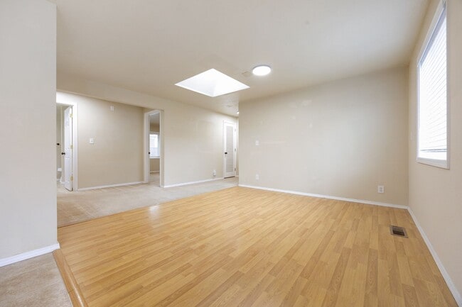 Building Photo - Spacious 5 bed/2 bath in SE Portland