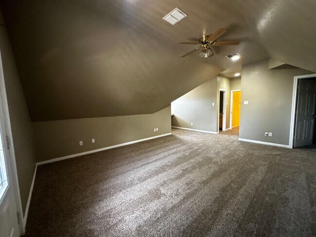 Building Photo - 900 Oakwood Ave