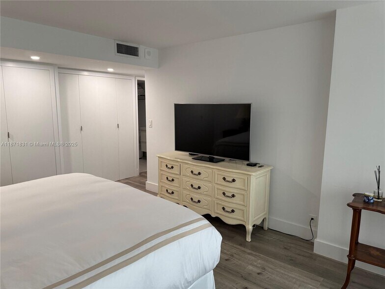 Building Photo - 1865 Brickell Ave