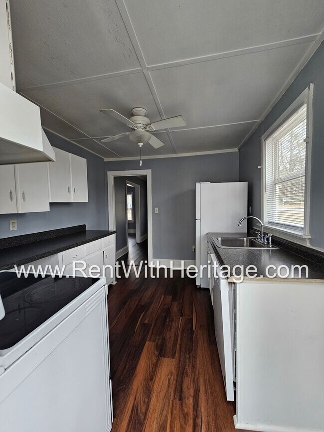 Building Photo - GORGEOUS HISTORICAL APARTMENT HOME / TOTALLY UPGRADED INTERIOR / CLOSE TO EVERYTHING!