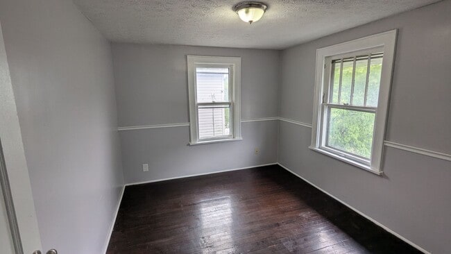 Building Photo - Charming 3-bedroom, 1-bathroom home locate...