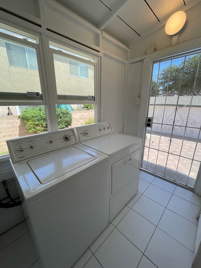 Building Photo - 1110 W 164th St