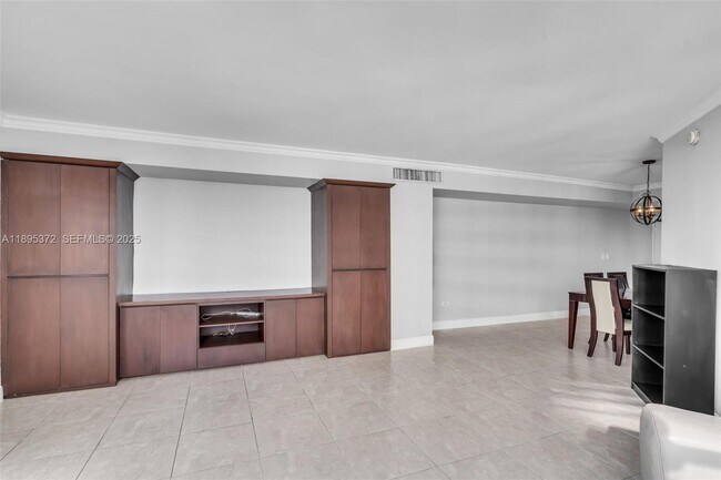 Building Photo - 999 Brickell Bay Dr