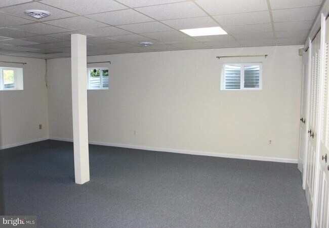 Building Photo - 6210 Cottonwood St