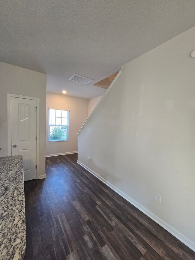Building Photo - NEW LISTING!!!!!