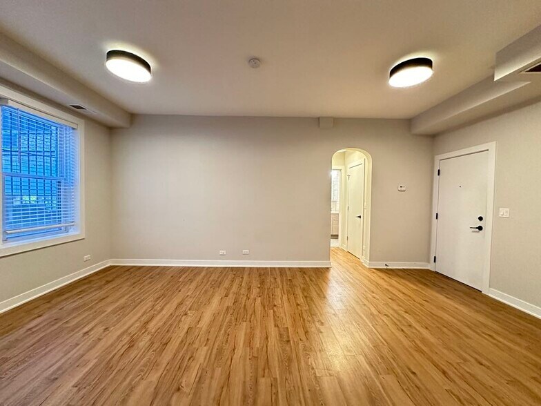 Building Photo - 651 W Wrightwood Ave