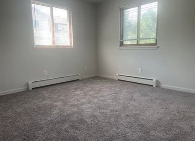 Building Photo - Updated 2 Bedroom Apartment - Utilities In...