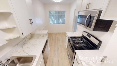 Building Photo - 127 N Doheny Dr