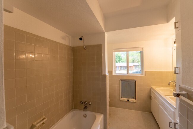 Building Photo - Hidden Gem | 4 bed 3 bath home in highly sought after Windsor Park!!!