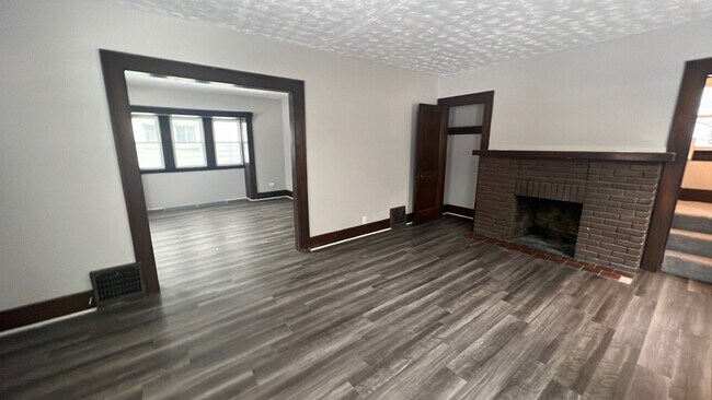 Building Photo - 943 Delia Ave
