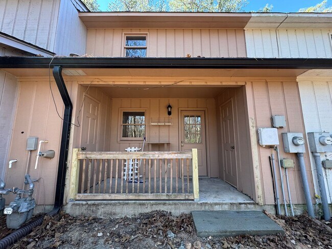 Building Photo - 2 Bedrooms, 1.5 Bathrooms - Townhome in West Rome!