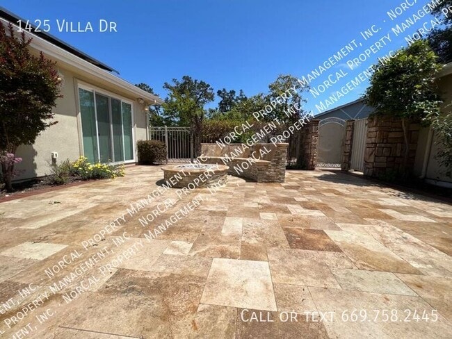 Building Photo - 1425 Villa Dr