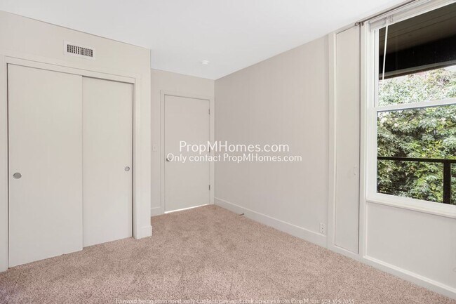 Building Photo - One Bedroom Condo on the Water in Lake Osw...
