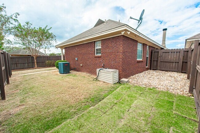 Building Photo - 8740 Lindsey Ln