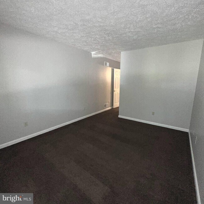Building Photo - 323 Stonegate Ct