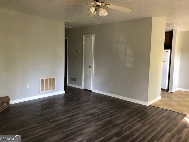 Building Photo - 2600 Park Ridge Dr