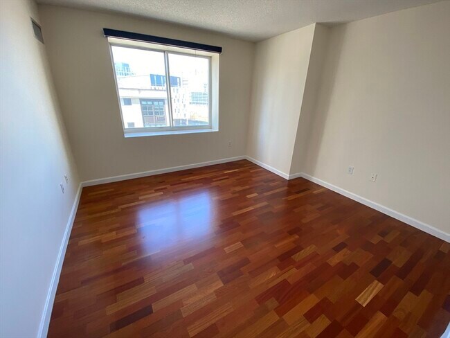 Building Photo - 8 Museum Way