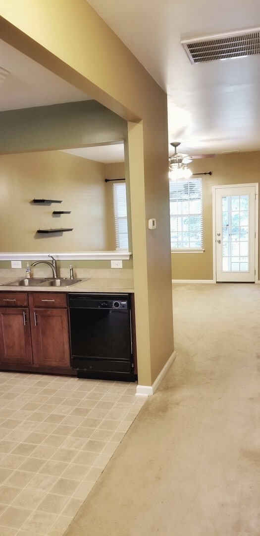 Building Photo - Stunning Town Home in Popular Liberty Hall