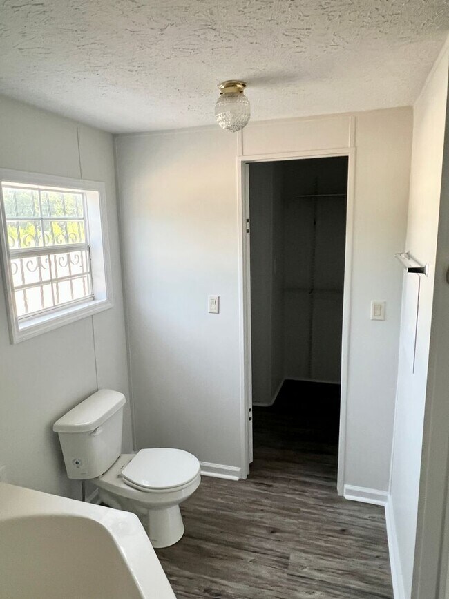Building Photo - Move in ready!! 2BD/2BA spacious mobile home!