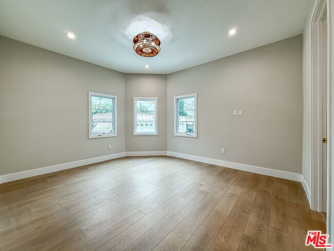 Building Photo - 150 N Arnaz Dr