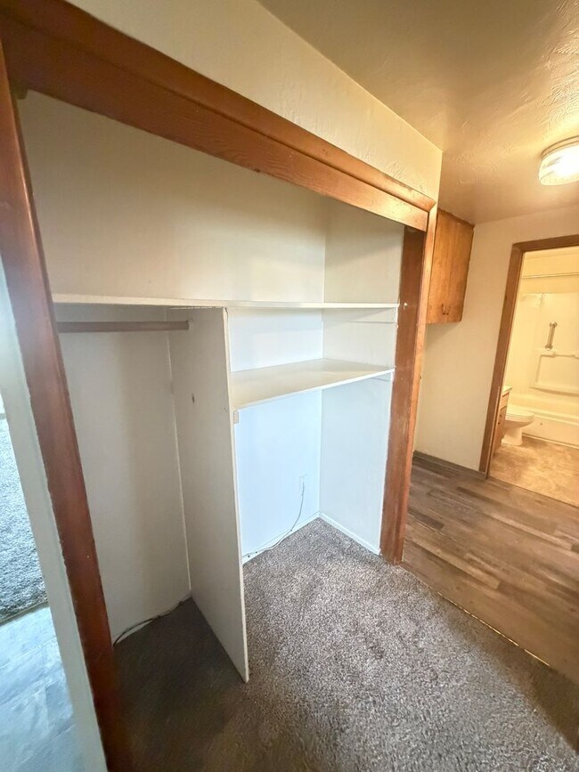 Building Photo - Large Two Bedroom Conveniently located Amenities!