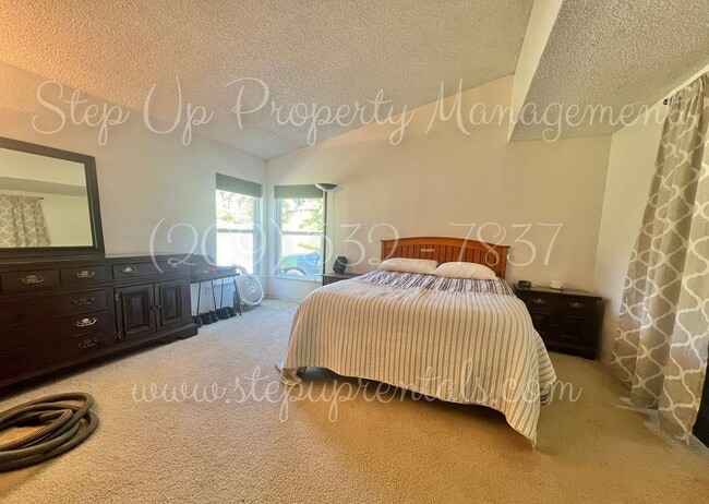 Building Photo - Charming 3 Bedroom Willow Springs Retreat Near Lake, Park & Clubhouse with Solar!