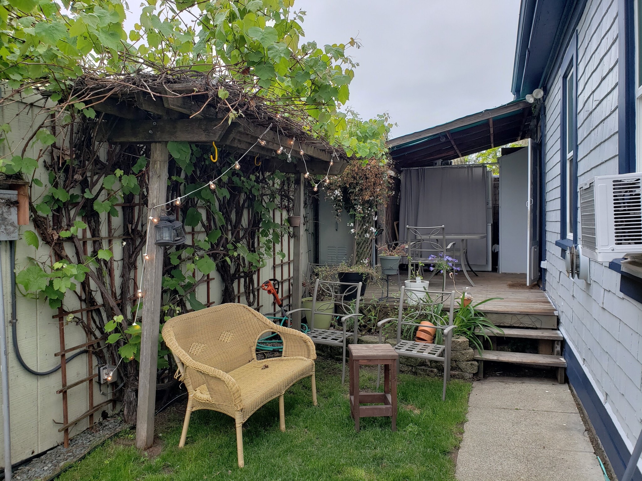 outside area - 2144 Bonar St