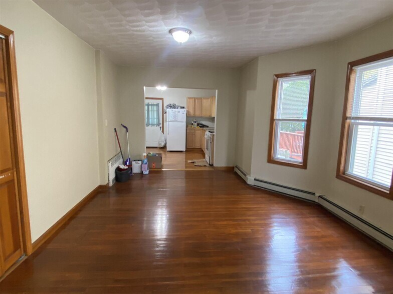 Building Photo - 64 Paris St