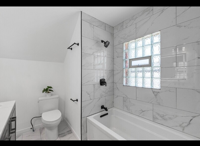 Building Photo - 1055 N 68th St